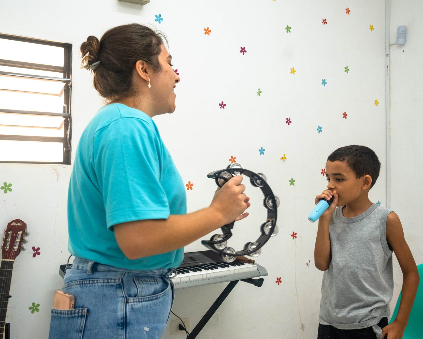 Terapeuta e criança em atividade no Crescer e Aprender